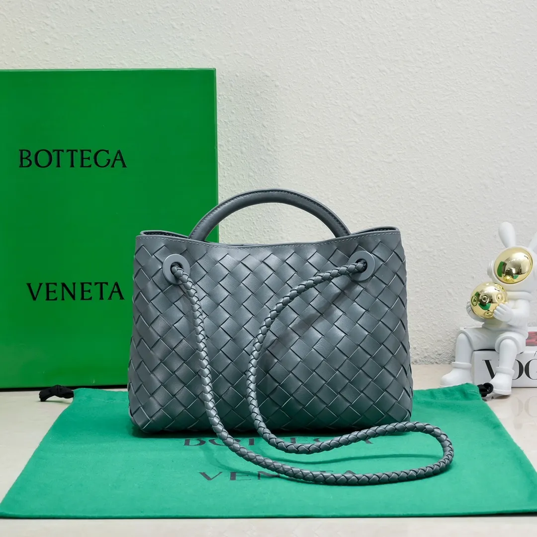 Batch 1860 B's 2023 spring and summer new model continues the brand's woven style with detailed metal knot switch buckles. This time, the shoulder straps are also made into tube weaves, showing different craftsmanship. The carrying method is versatile to create more different looks. Intrecciato woven leather small handbag, equipped with sliding crossbody strap. Internal compartments, including 1 zipper pocket and 2 open pockets with magnetic buckle closure. Size: 25*20*10cm, model: 7463#